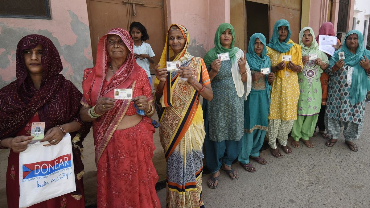 Miliarda lidí začíná volit. K urně to v Indii nesmí být dál než dva kilometry